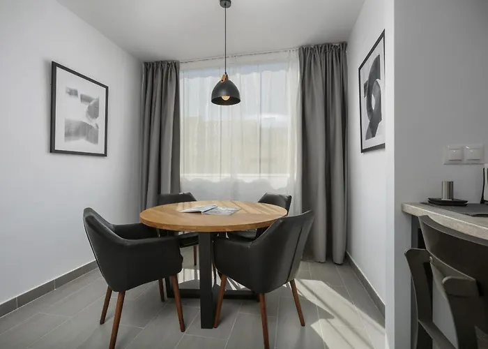Real - 1 Bedroom By Finest Apartment